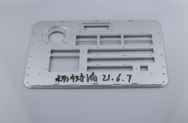 五軸加工中心廠家如何選擇合適的數控機床